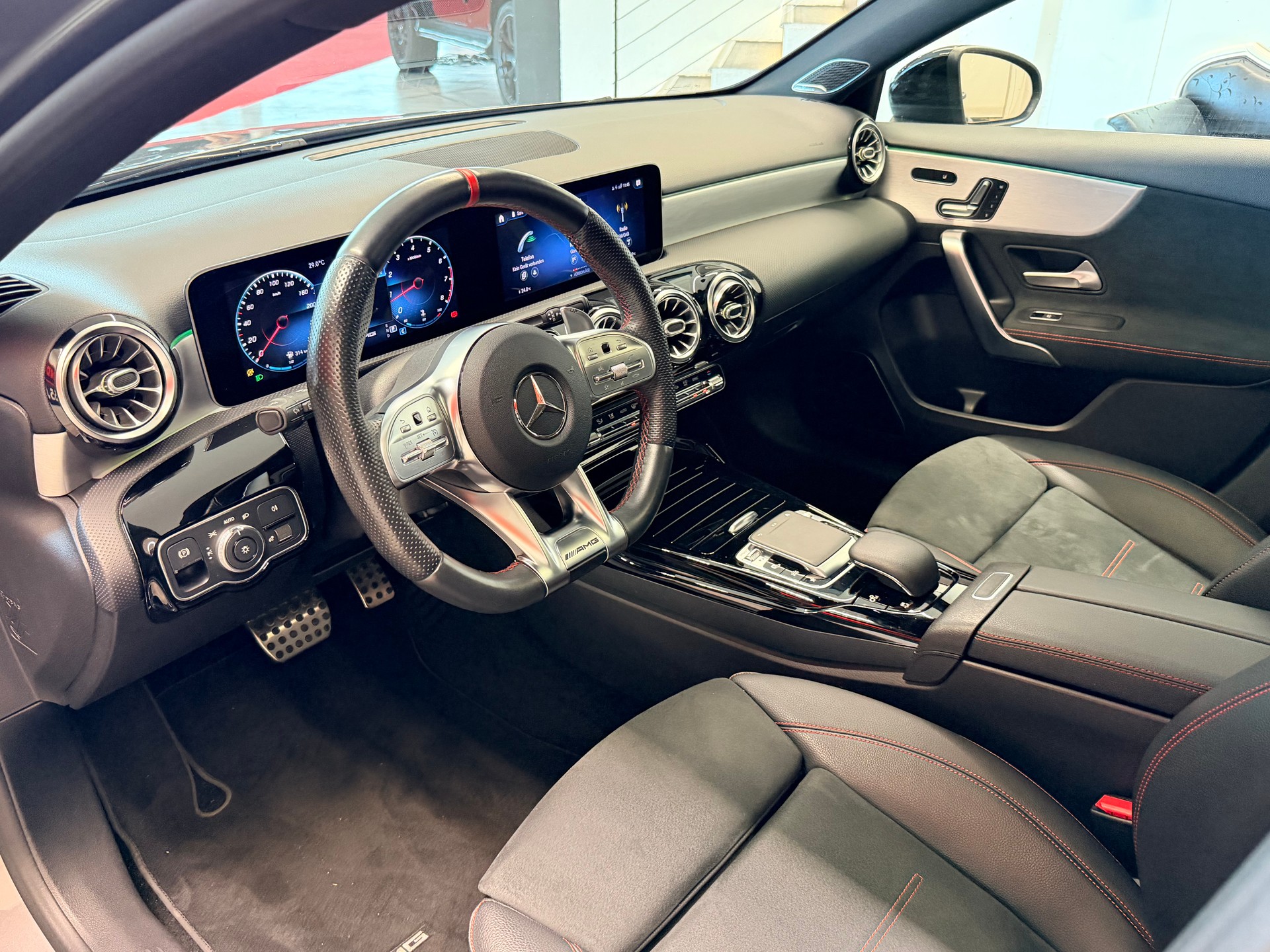 MERCEDES-BENZ A 35 AMG 4Matic Speedshift-image-8