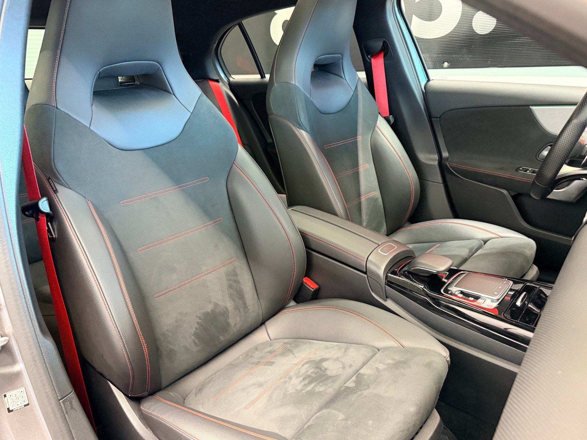 MERCEDES-BENZ A 35 AMG 4Matic Speedshift-image-17