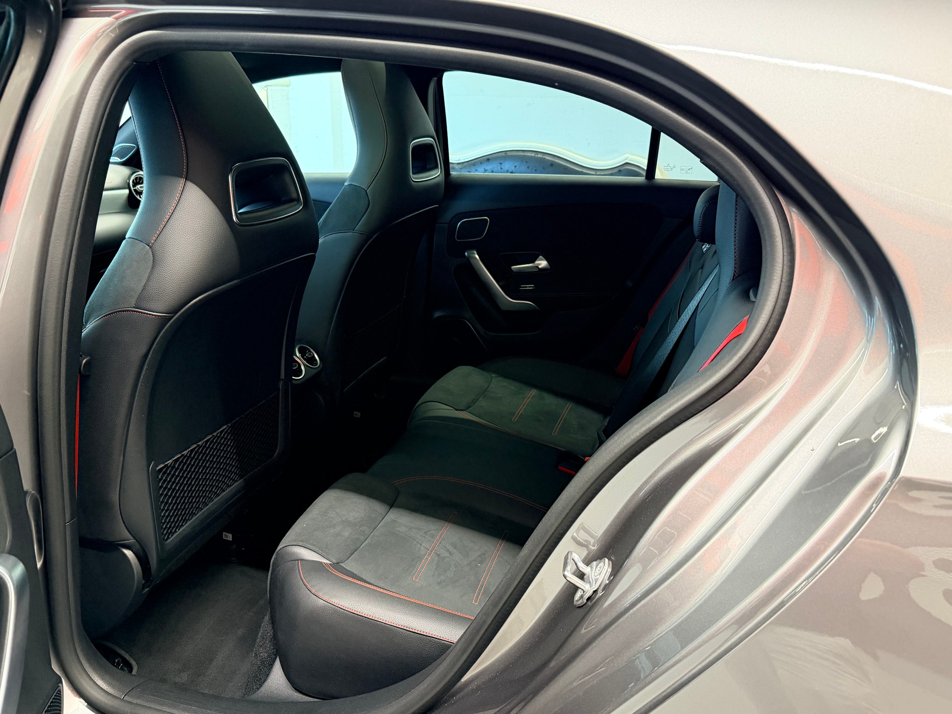 MERCEDES-BENZ A 35 AMG 4Matic Speedshift-image-12