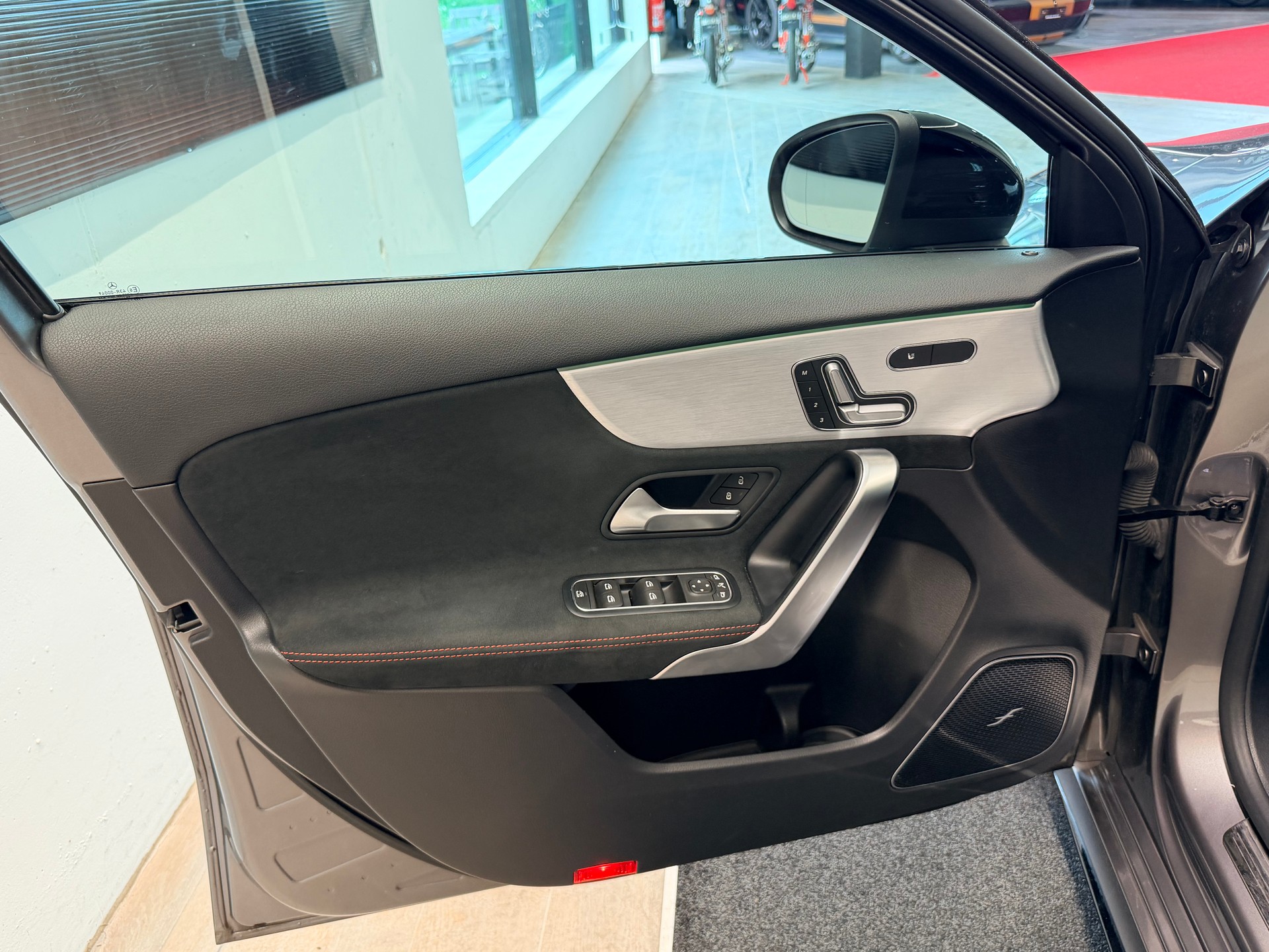 MERCEDES-BENZ A 35 AMG 4Matic Speedshift-image-9