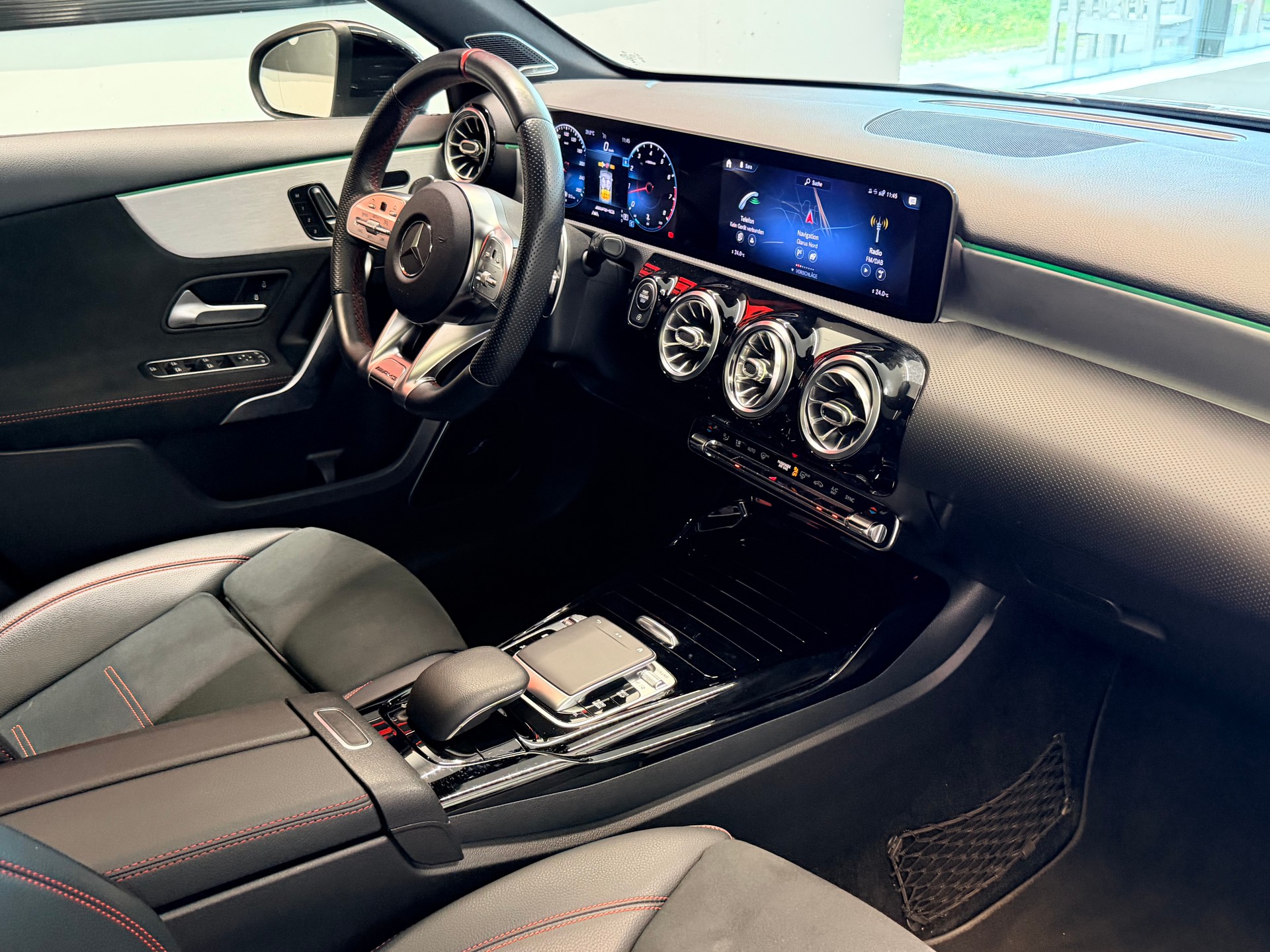 MERCEDES-BENZ A 35 AMG 4Matic Speedshift-image-15