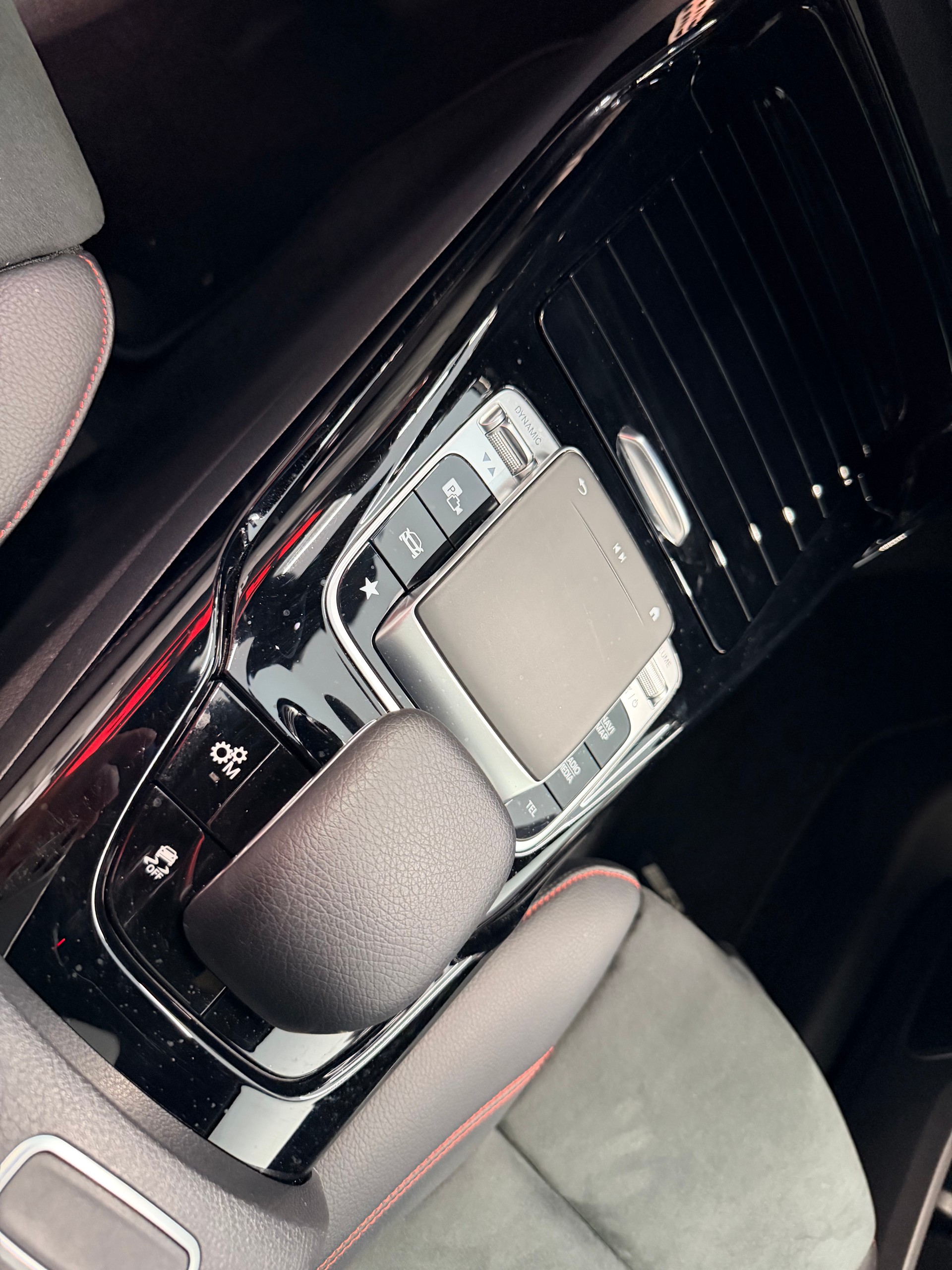 MERCEDES-BENZ A 35 AMG 4Matic Speedshift-image-18