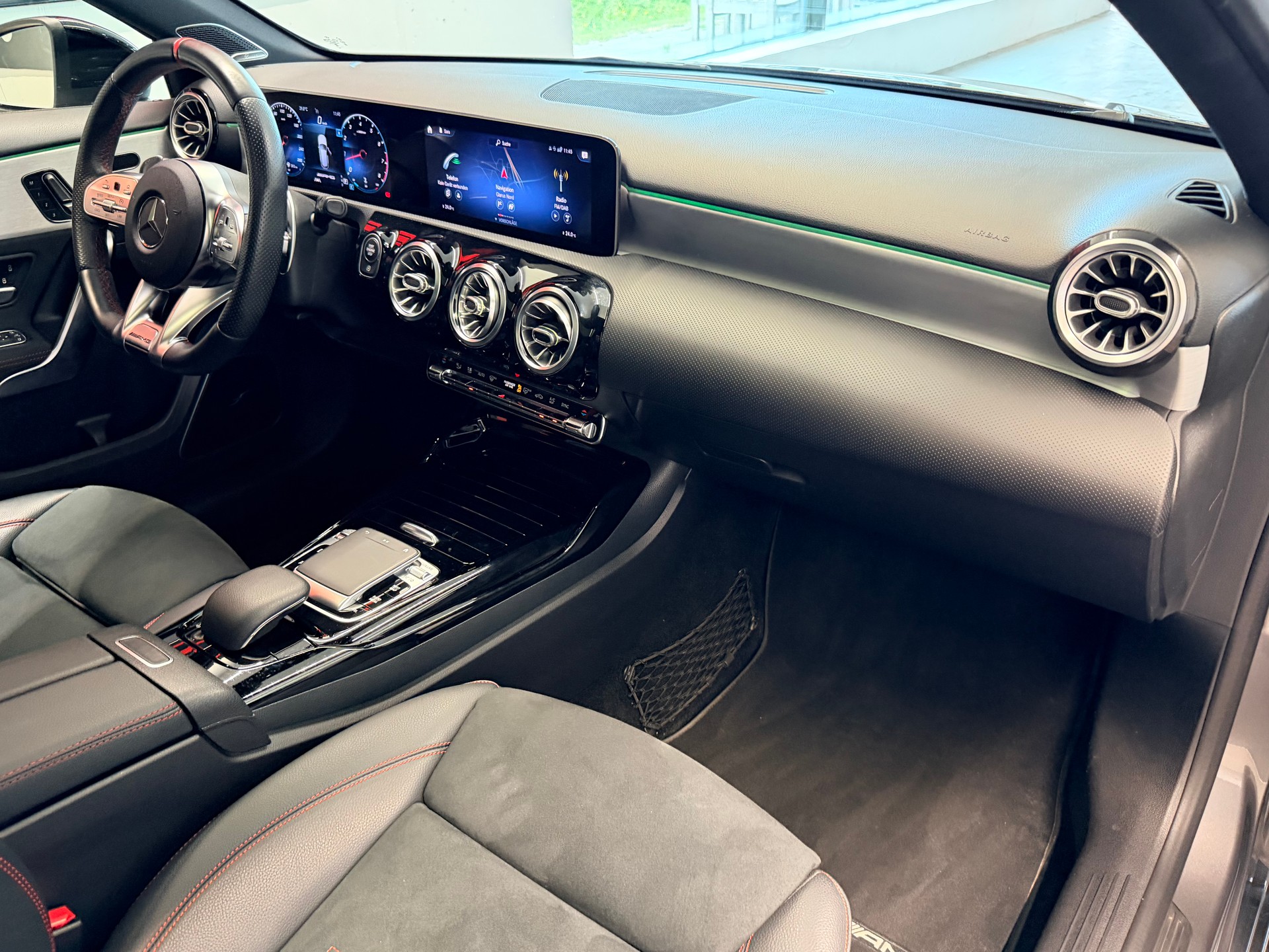 MERCEDES-BENZ A 35 AMG 4Matic Speedshift-image-14