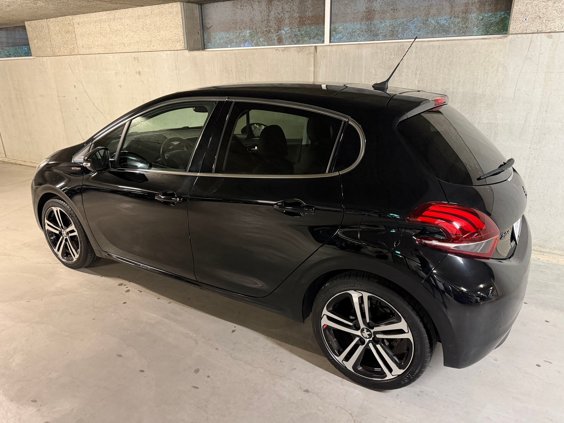 PEUGEOT 208 1.2 PureTech GT Line Panorama Leder Kamera DAB-showroom-element-2