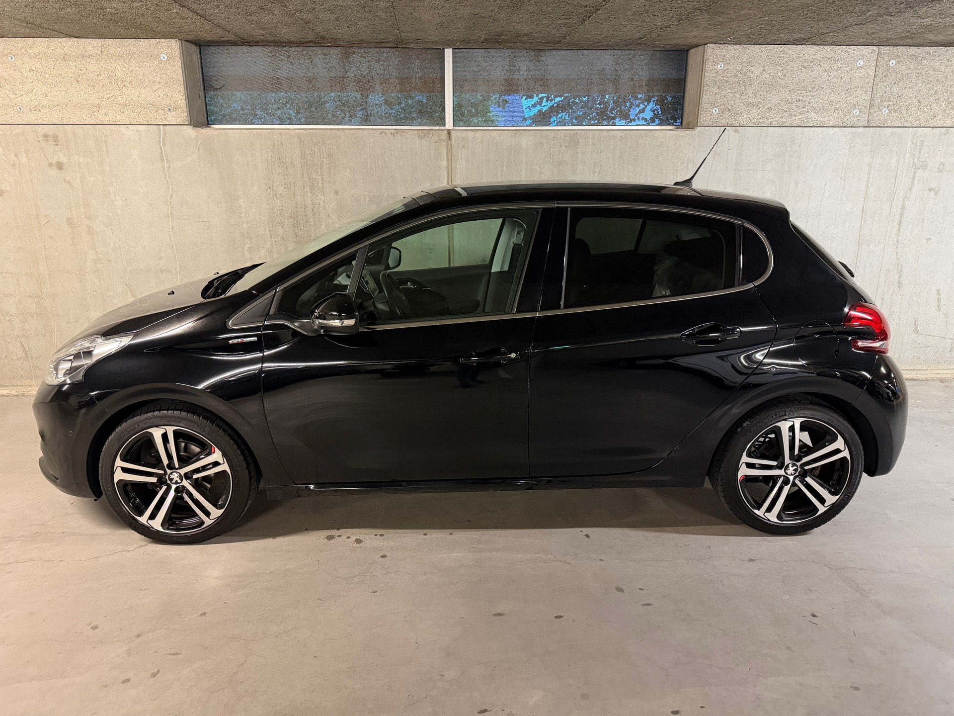 PEUGEOT 208 1.2 PureTech GT Line Panorama Leder Kamera DAB-showroom-element-1
