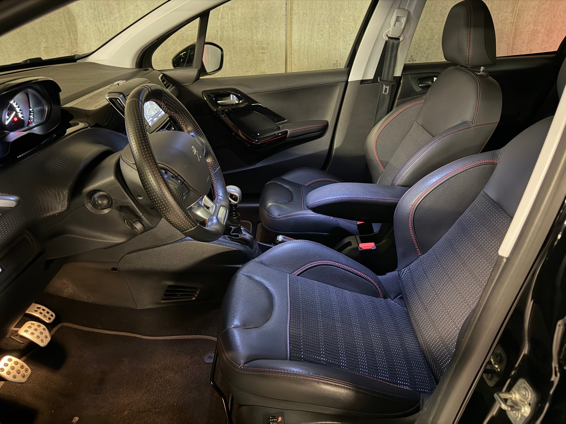 PEUGEOT 208 1.2 PureTech GT Line Panorama Leder Kamera DAB-image-21