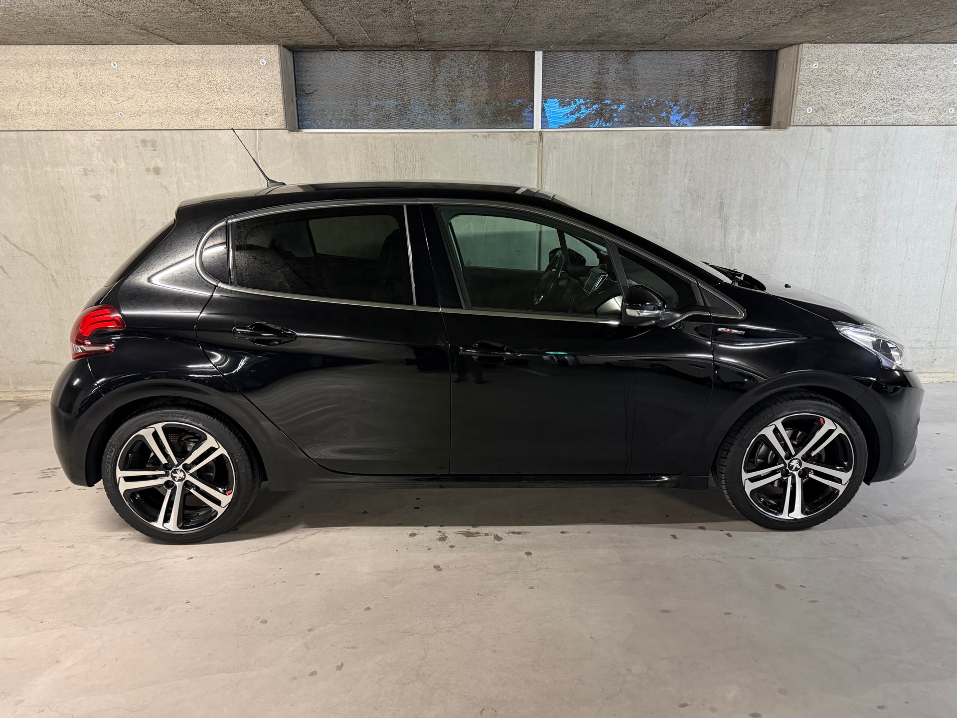 PEUGEOT 208 1.2 PureTech GT Line Panorama Leder Kamera DAB-image-4