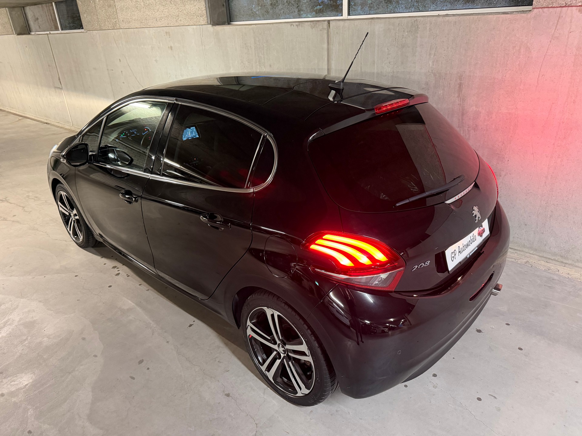 PEUGEOT 208 1.2 PureTech GT Line Panorama Leder Kamera DAB-image-11