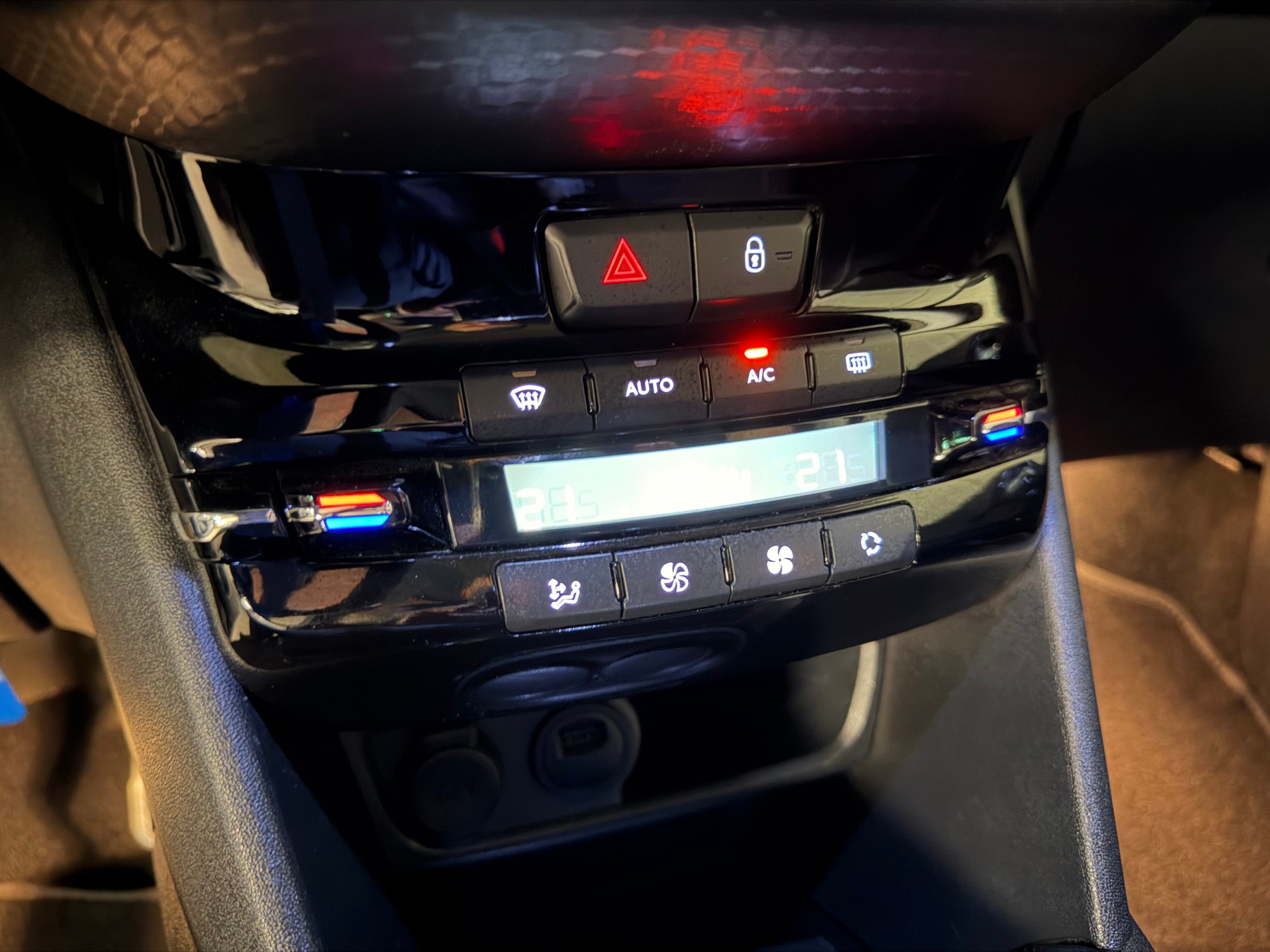 PEUGEOT 208 1.2 PureTech GT Line Panorama Leder Kamera DAB-image-28