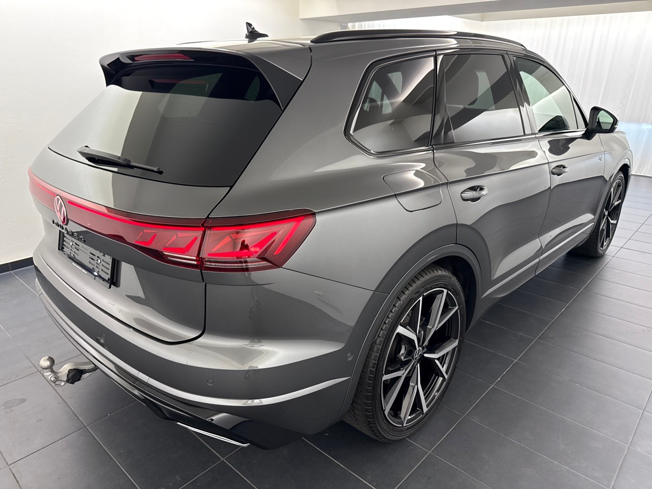 VW Touareg 3.0 TDI R-Line ''inkl. AHK & Standheizung''-showroom-element-2