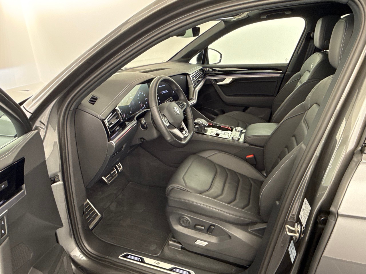 VW Touareg 3.0 TDI R-Line ''inkl. AHK & Standheizung''-image-4
