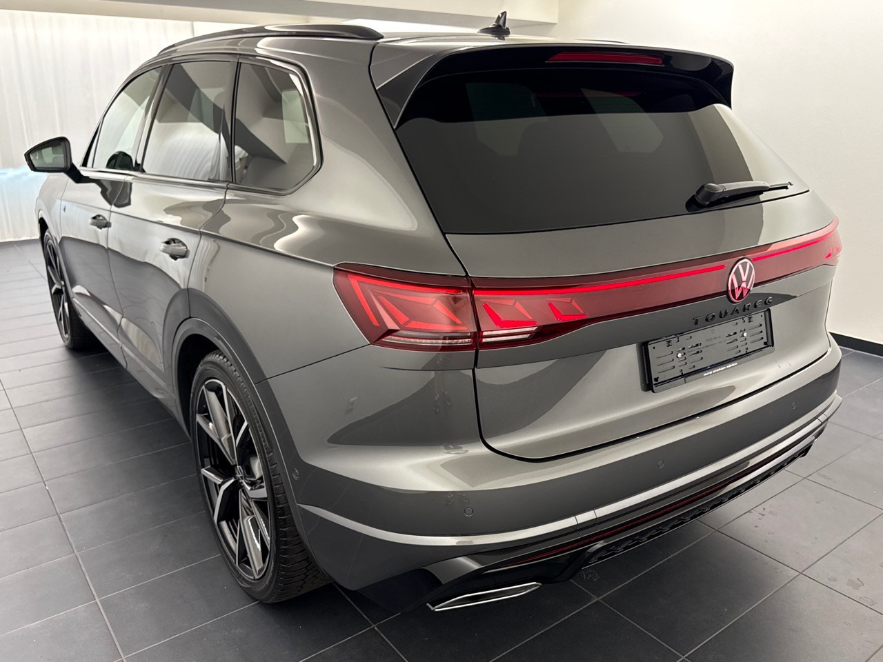VW Touareg 3.0 TDI R-Line ''inkl. AHK & Standheizung''-showroom-element-1