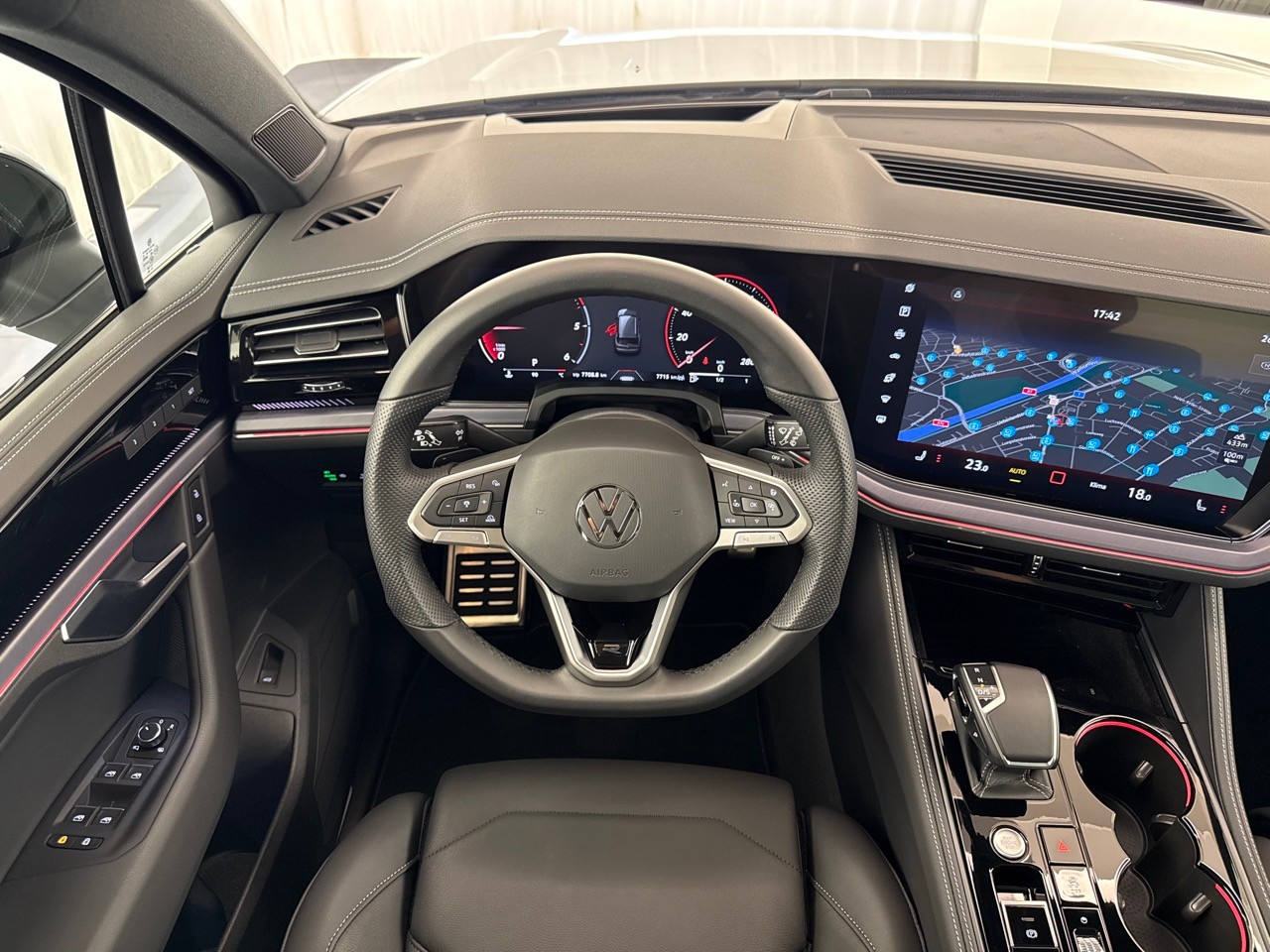 VW Touareg 3.0 TDI R-Line ''inkl. AHK & Standheizung''-image-11