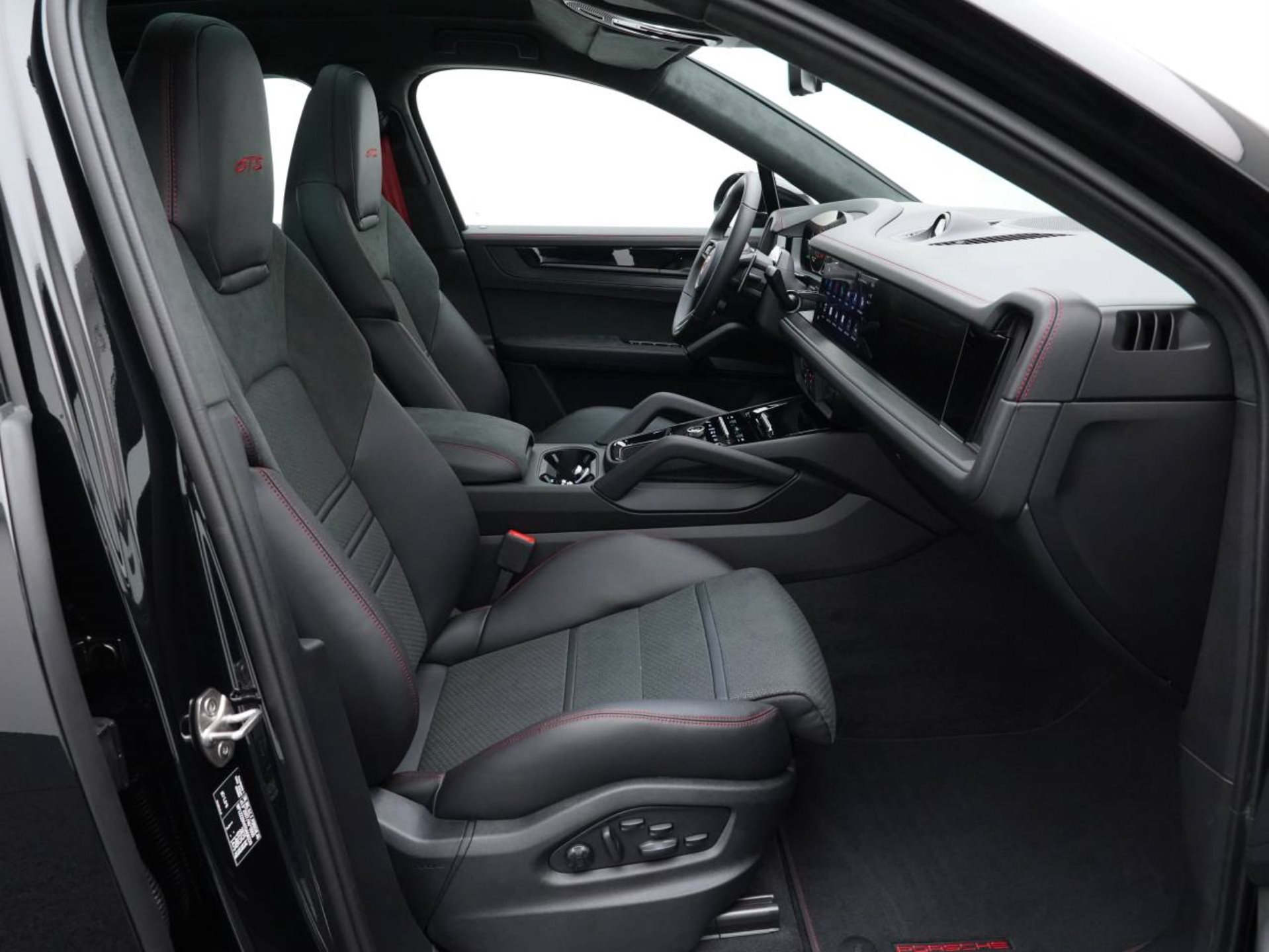 PORSCHE Cayenne GTS Coupé-image-25