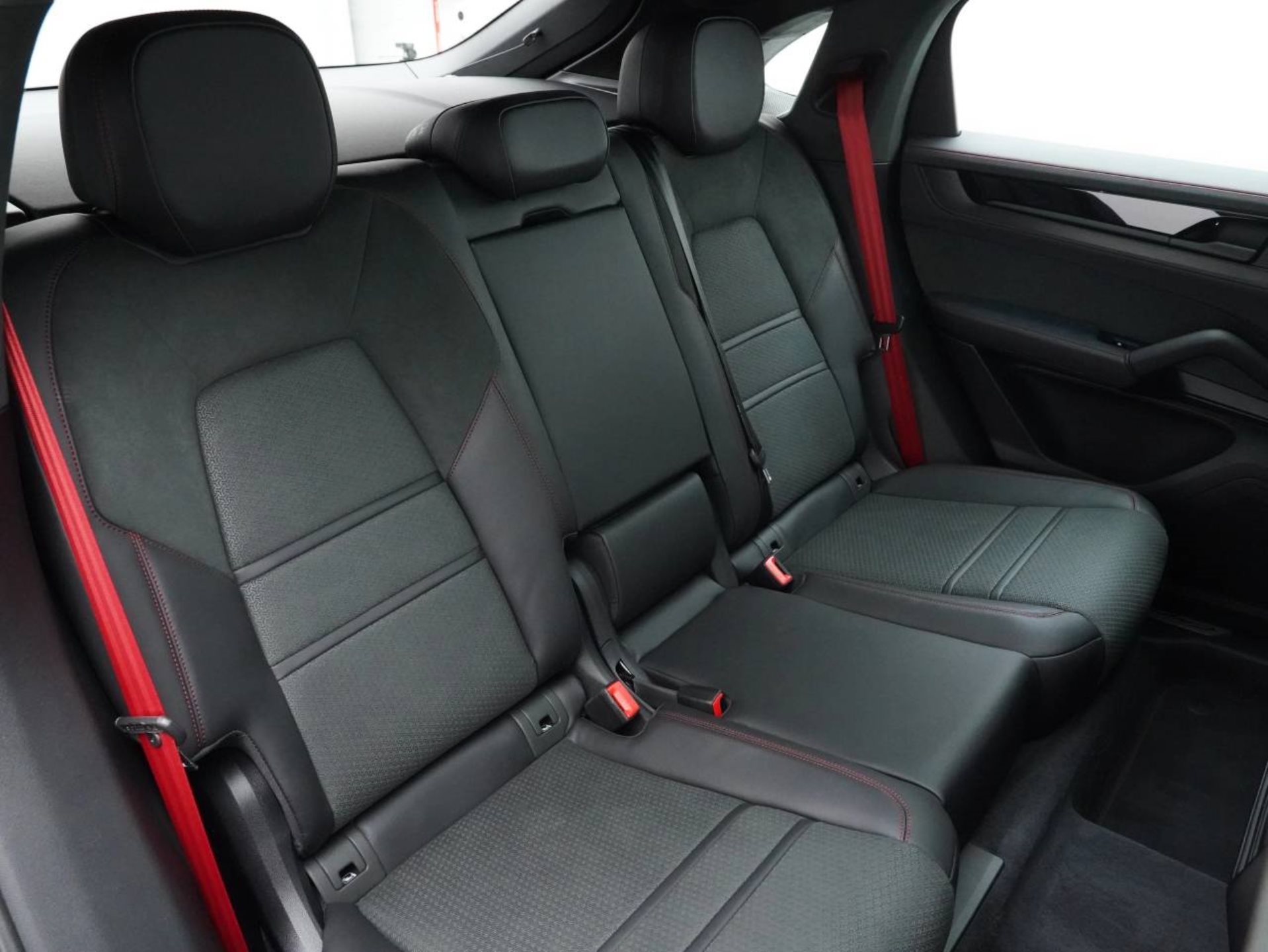PORSCHE Cayenne GTS Coupé-image-30