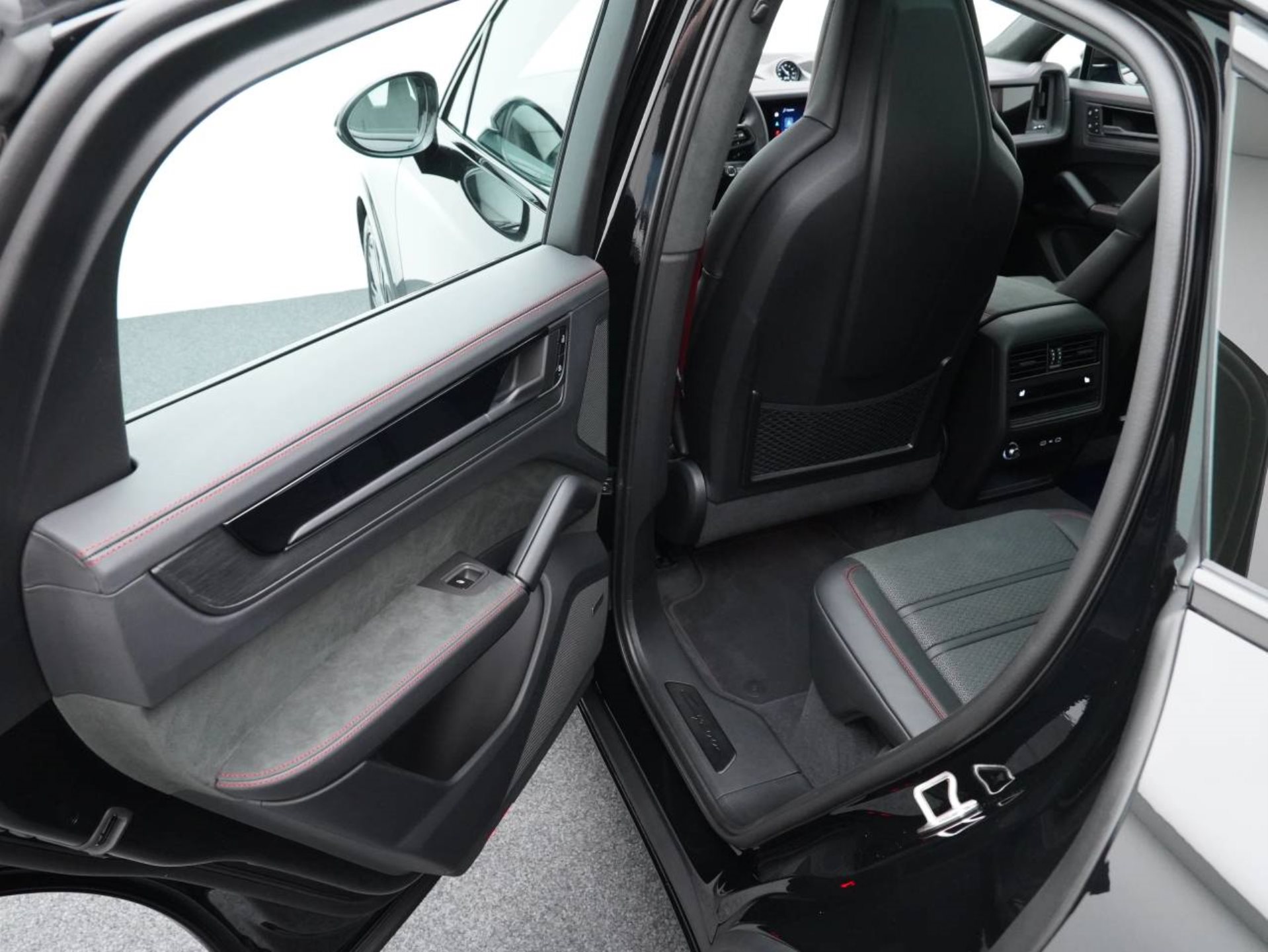 PORSCHE Cayenne GTS Coupé-image-27