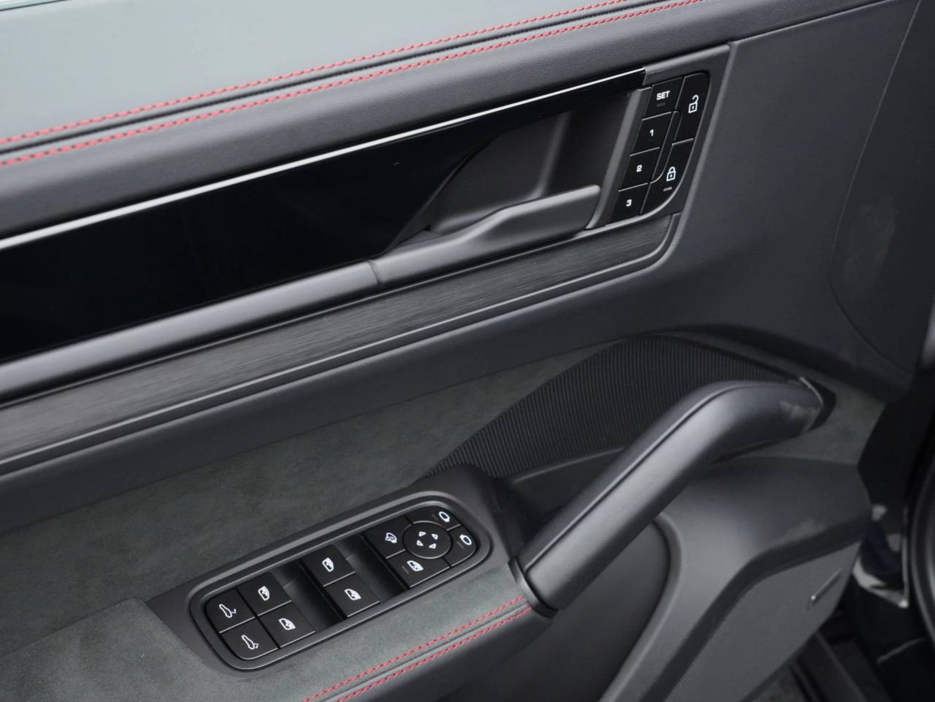 PORSCHE Cayenne GTS Coupé-image-21
