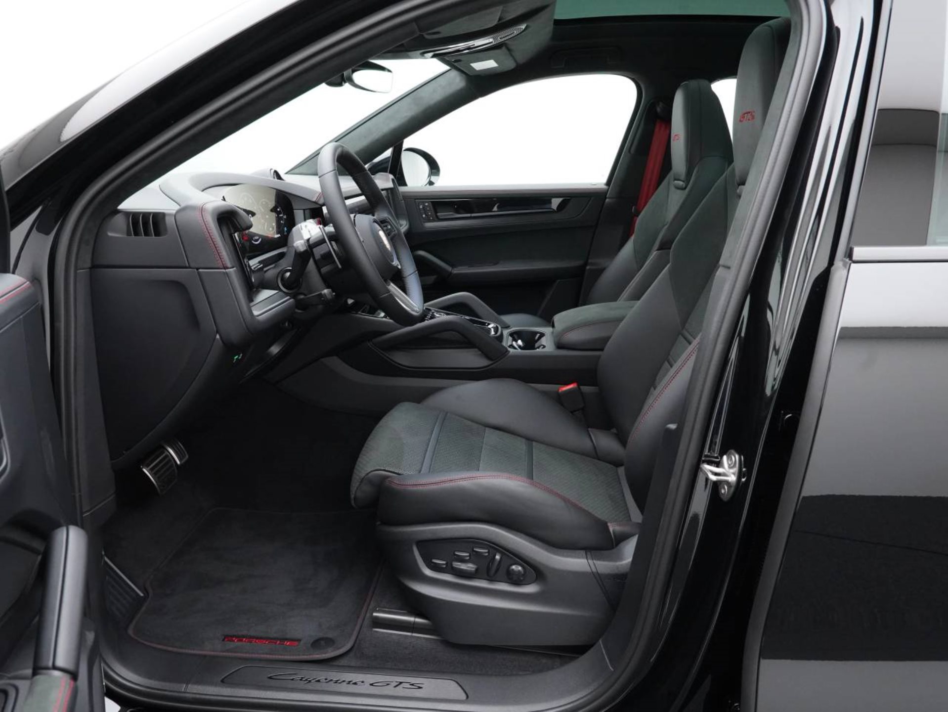 PORSCHE Cayenne GTS Coupé-image-4