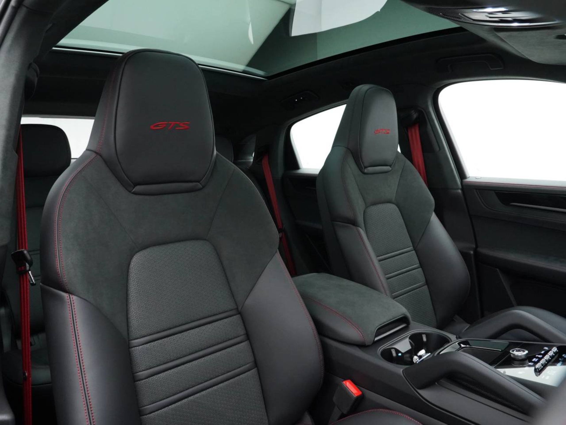 PORSCHE Cayenne GTS Coupé-image-26