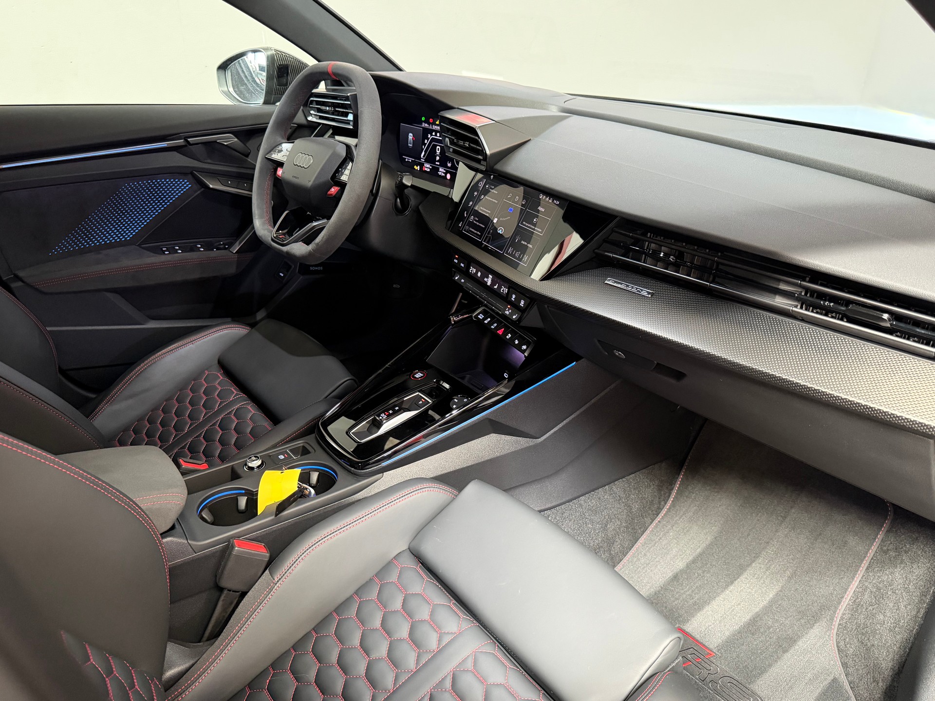 AUDI RS3 Limousine 2.5 TSI quattro S-tronic Carbon-image-24