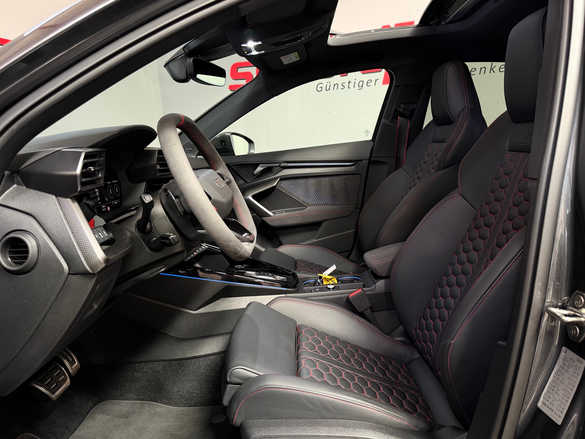 AUDI RS3 Limousine 2.5 TSI quattro S-tronic Carbon-image-17