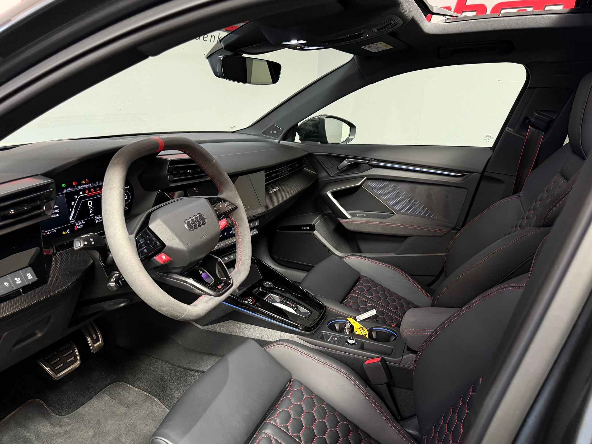 AUDI RS3 Limousine 2.5 TSI quattro S-tronic Carbon-image-18