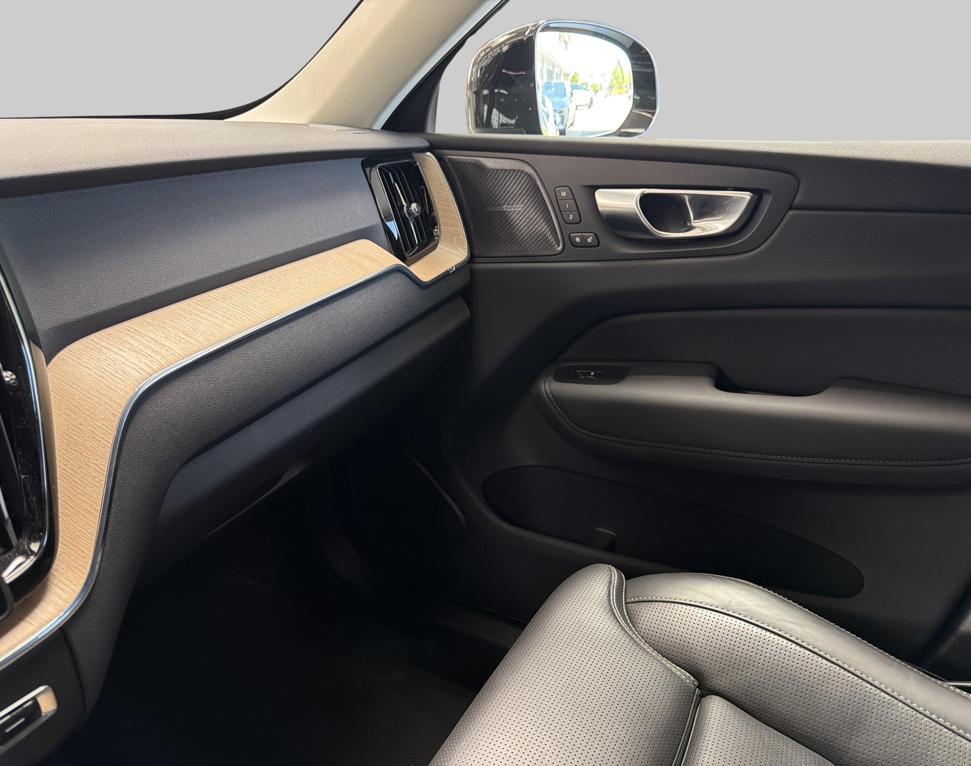 VOLVO XC60 2.0 T6 TE Plus Dark eAWD-image-15