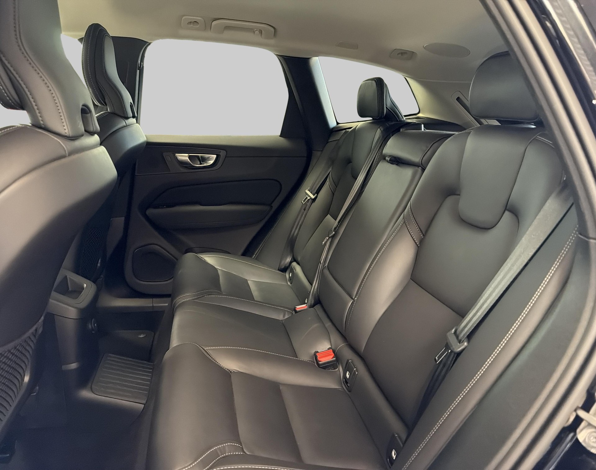VOLVO XC60 2.0 T6 TE Plus Dark eAWD-image-6