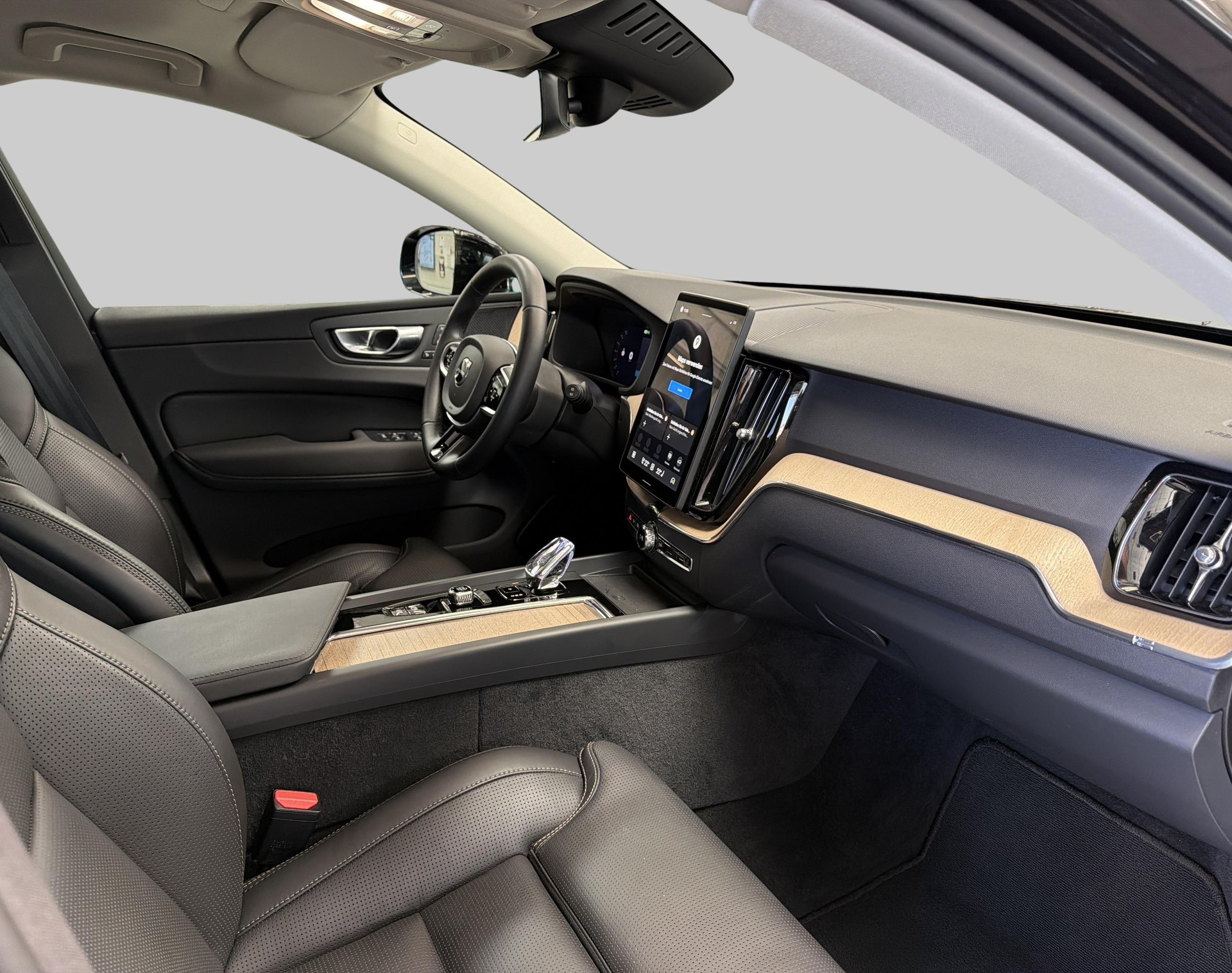 VOLVO XC60 2.0 T6 TE Plus Dark eAWD-image-4