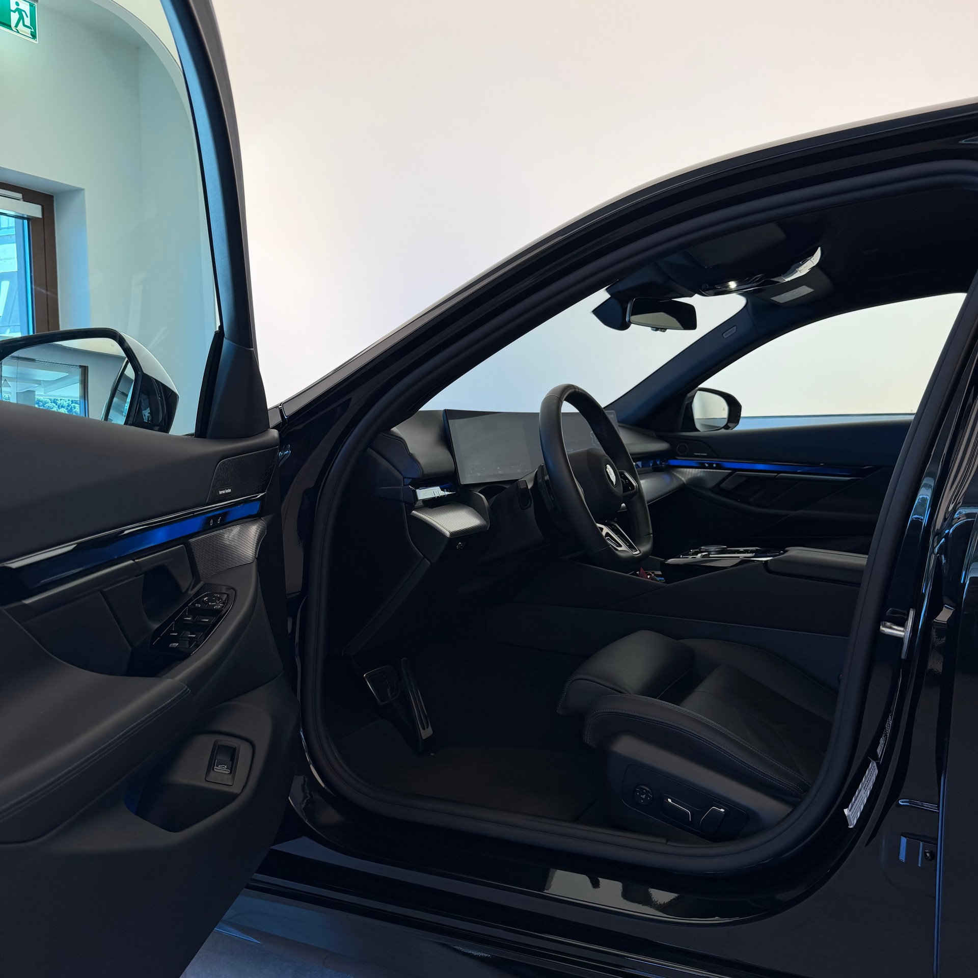 BMW 520i 48V M Sport Steptronic-image-5