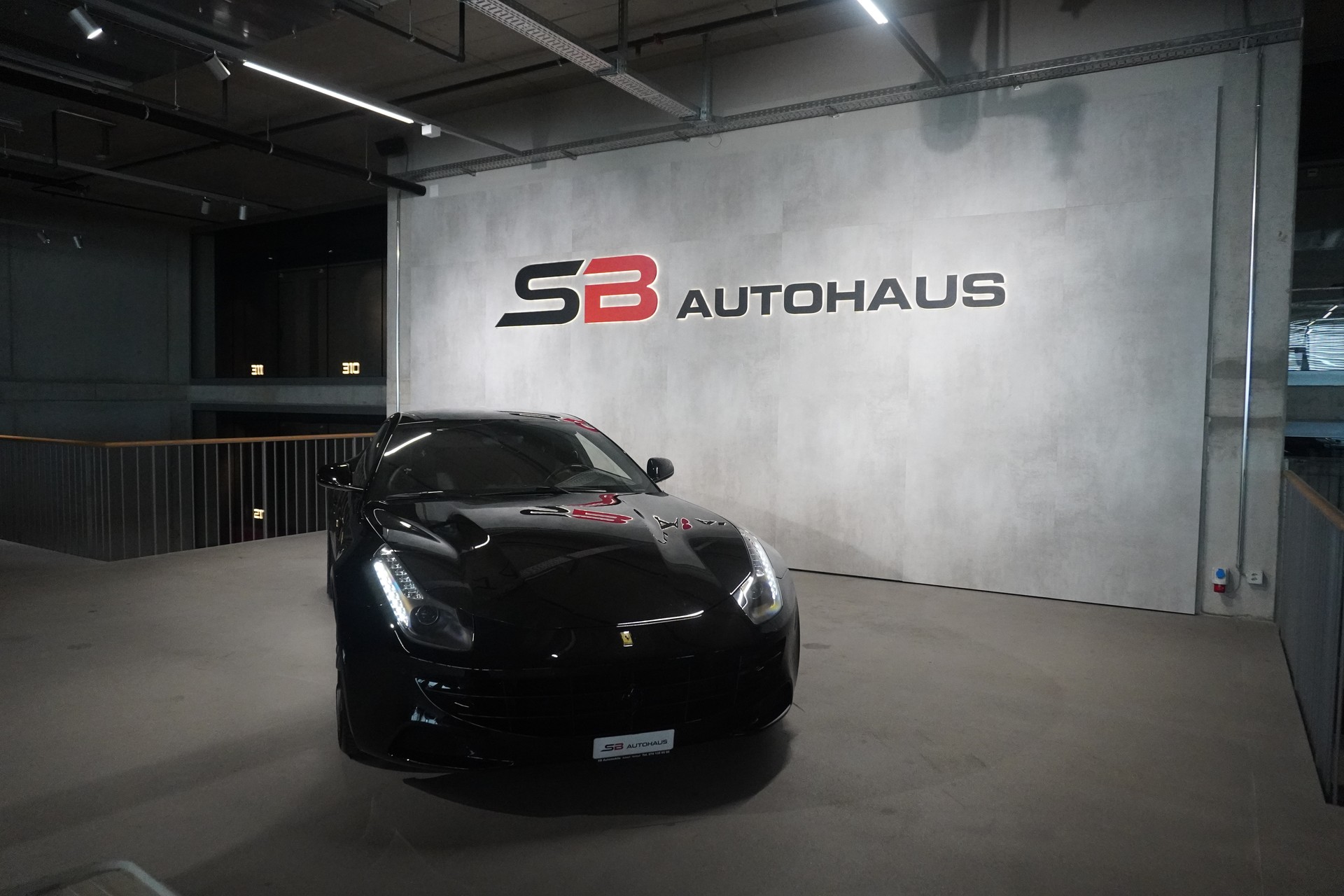 FERRARI FF-showroom-element-2
