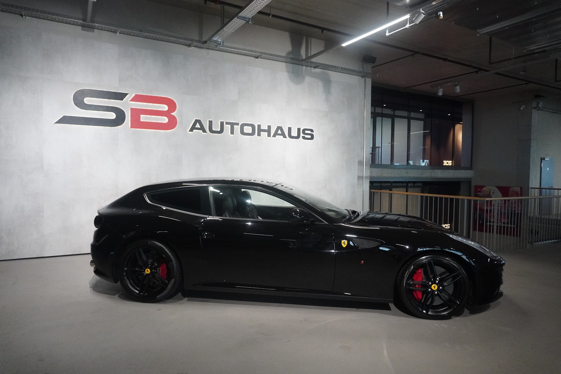 FERRARI FF-showroom-element-1