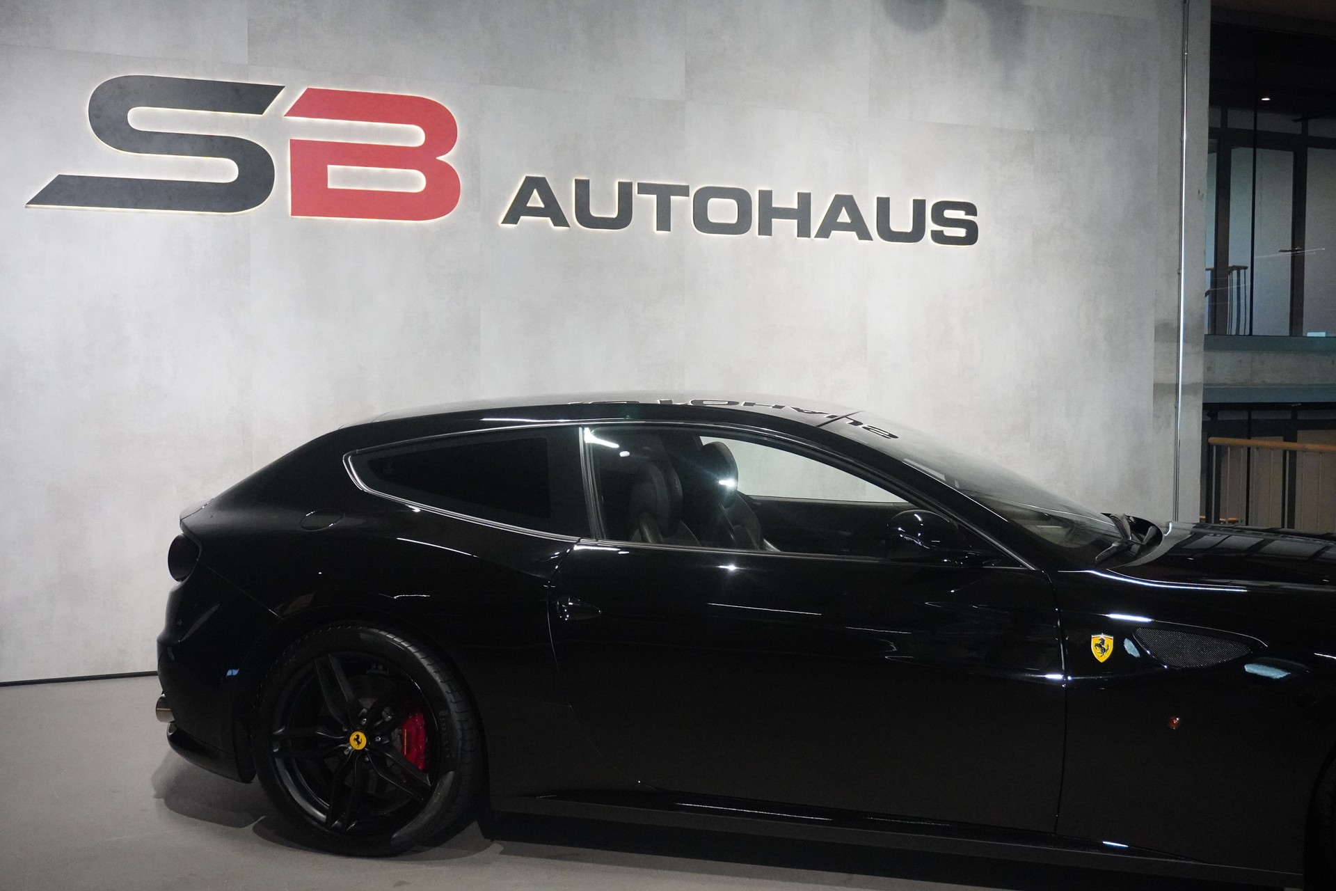 FERRARI FF-showroom-element-3