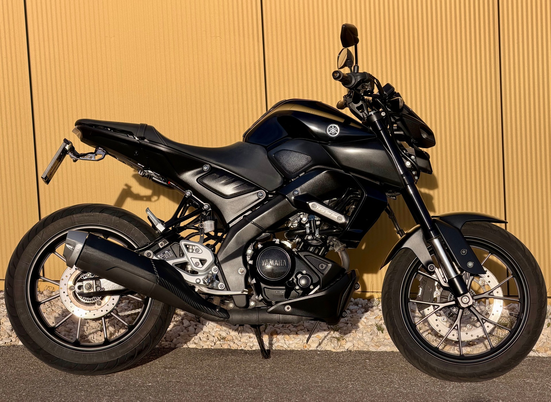 YAMAHA MT-125 ABS-showroom-element-3