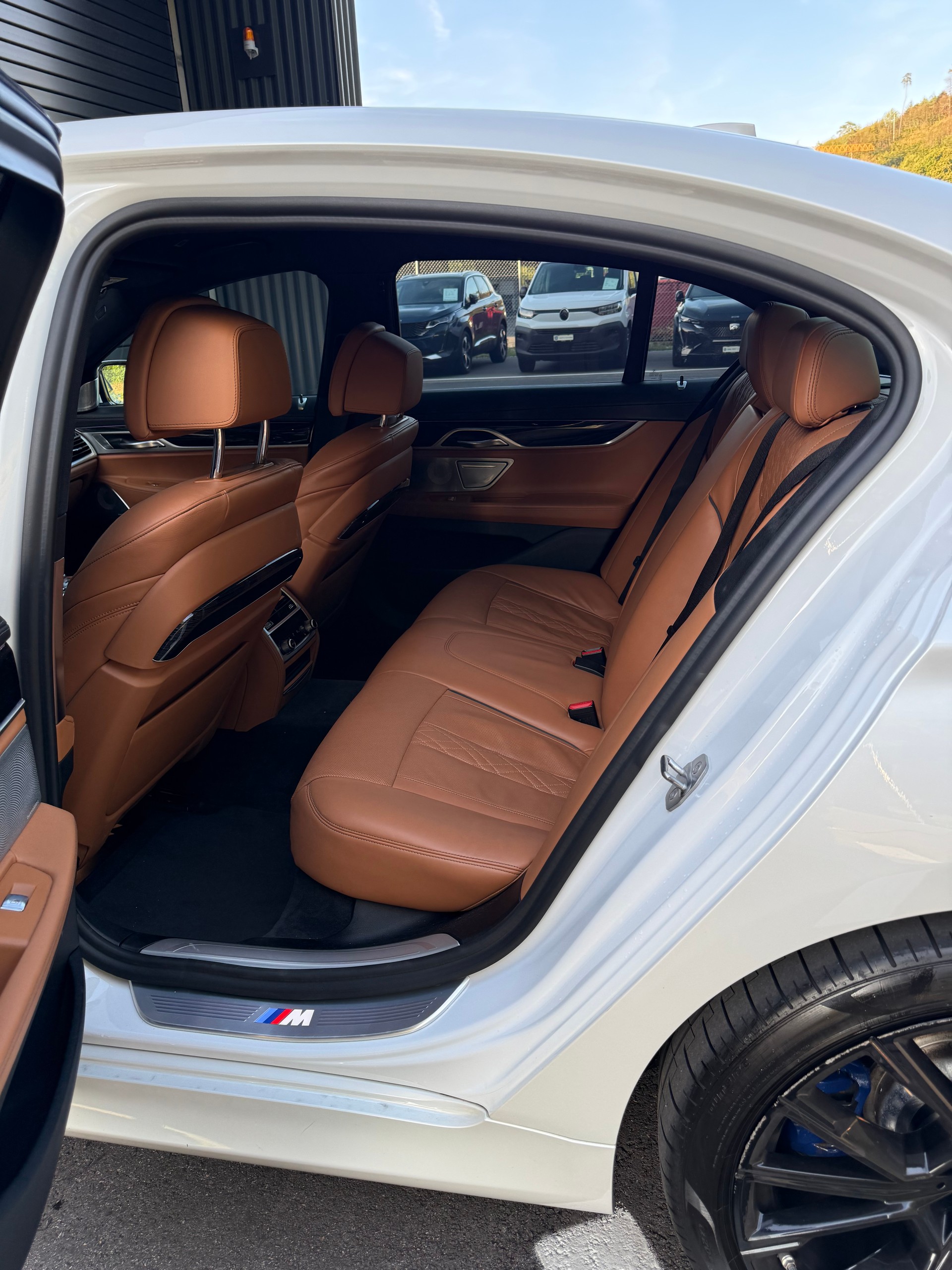BMW 750i xDrive-image-6