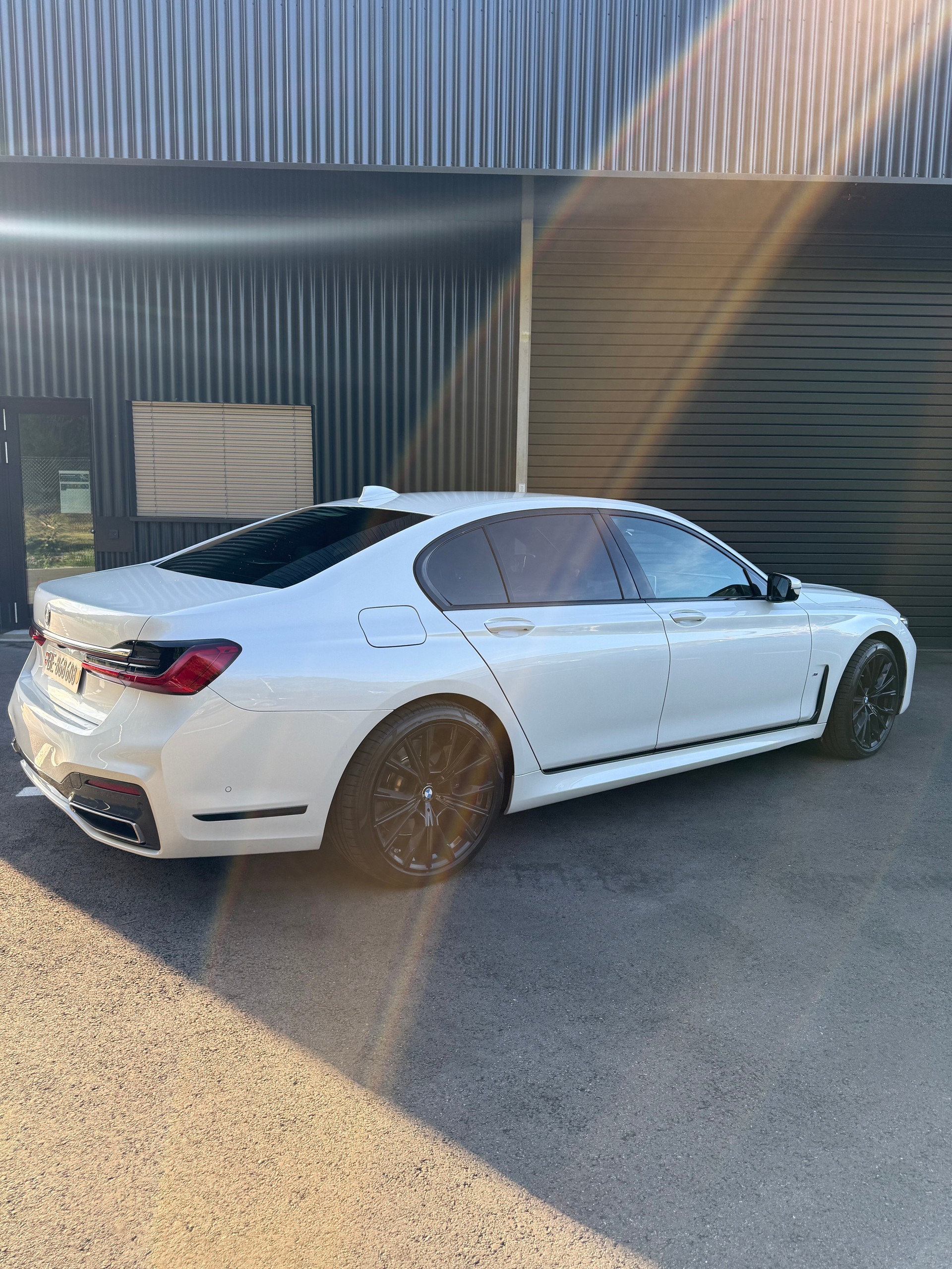 BMW 750i xDrive-image-2