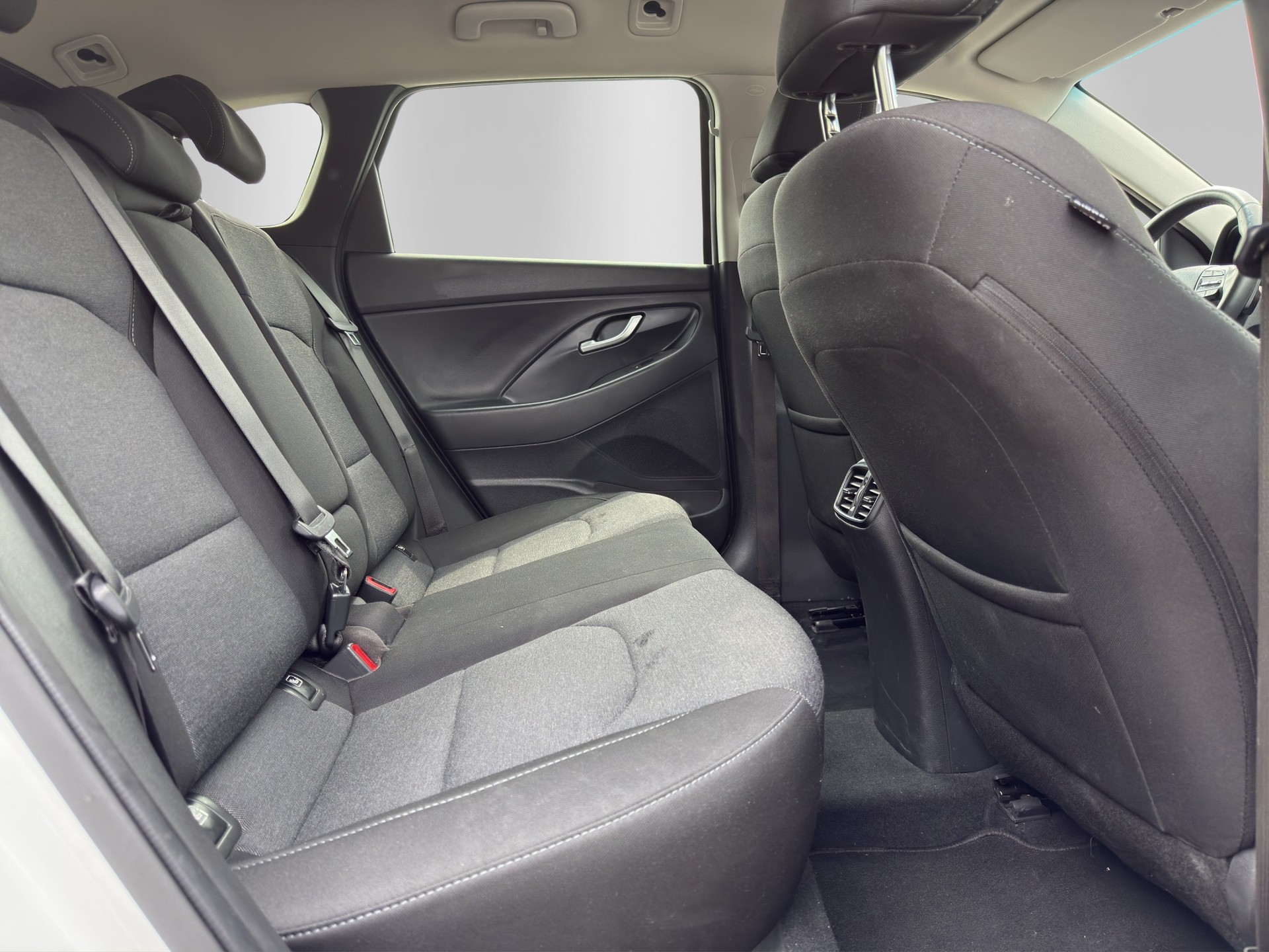 HYUNDAI i30 Wagon 1.5 T-GDi Amplia 48V MH DCT-image-14