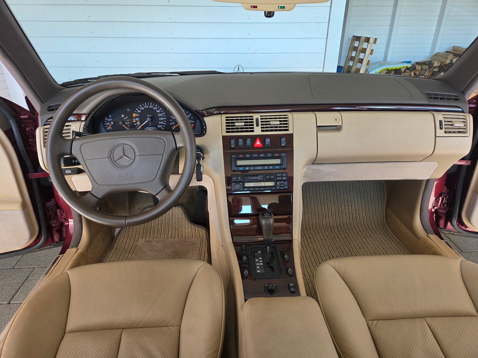MERCEDES-BENZ E 320-image-5