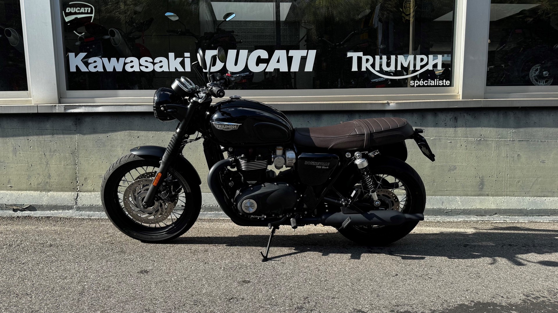 TRIUMPH Bonneville T120 Black-showroom-element-1