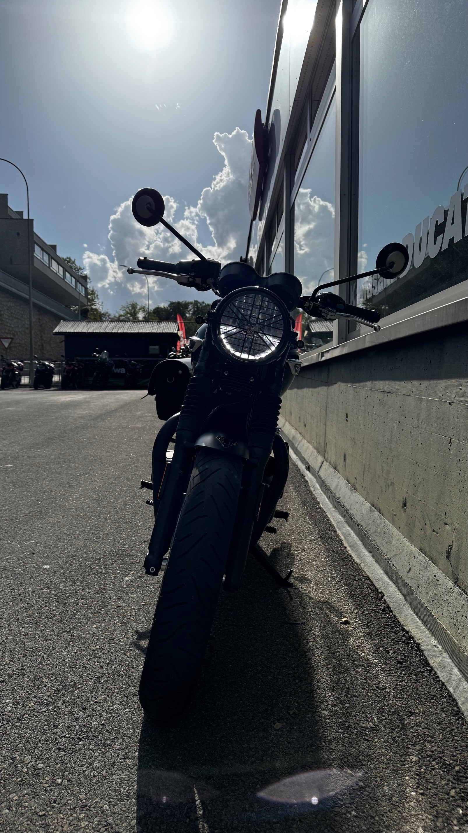 TRIUMPH Bonneville T120 Black-showroom-element-2