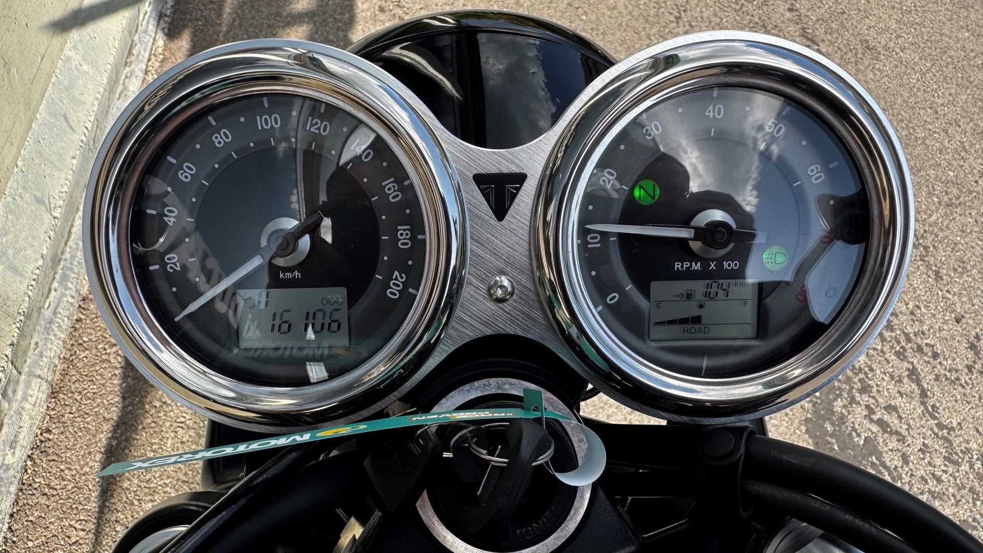 TRIUMPH Bonneville T120 Black-showroom-element-3