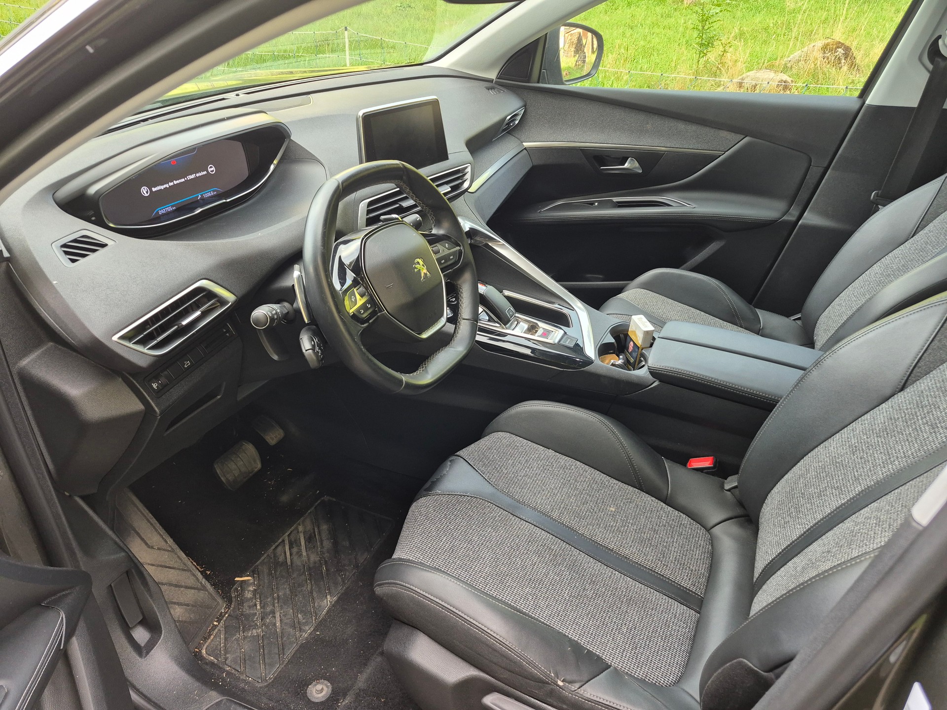 PEUGEOT 3008 1.2 PureTech Allure EAT-image-6