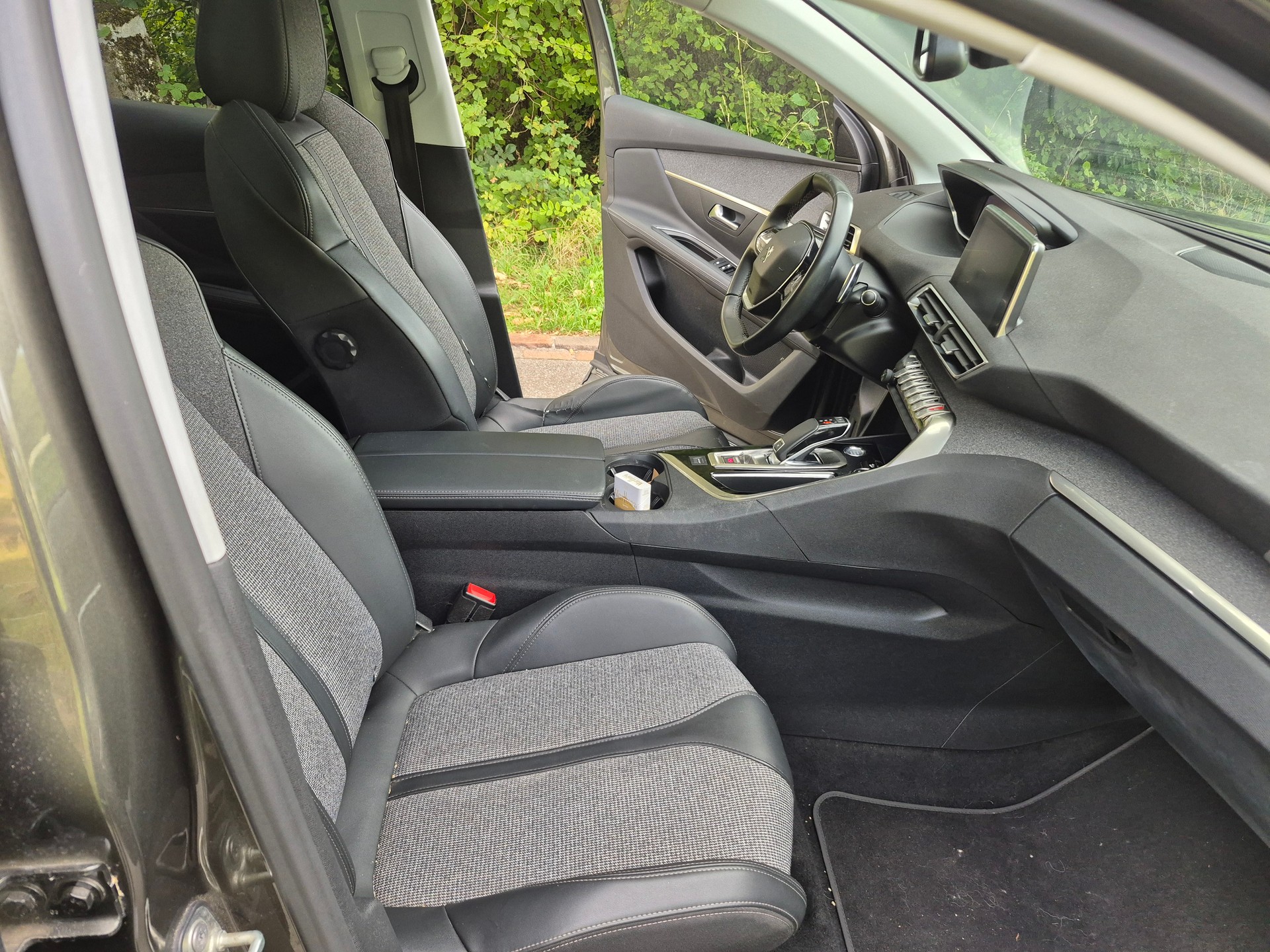 PEUGEOT 3008 1.2 PureTech Allure EAT-image-7