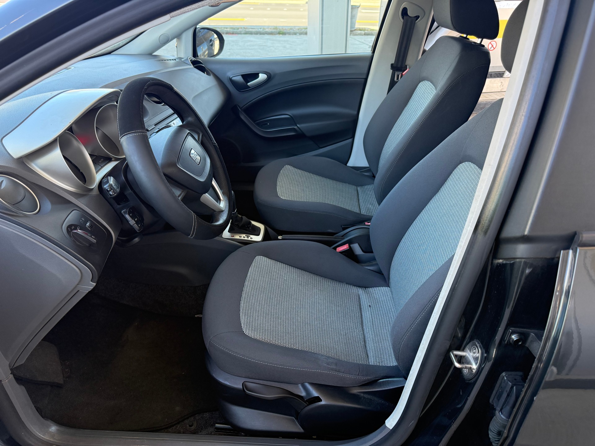 SEAT Ibiza 1.6 Style DSG-image-8