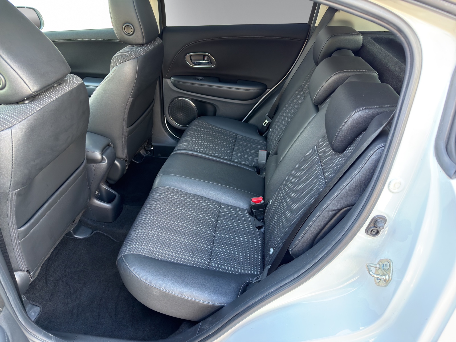 HONDA HR-V 1.5i-VTEC Executive-image-12
