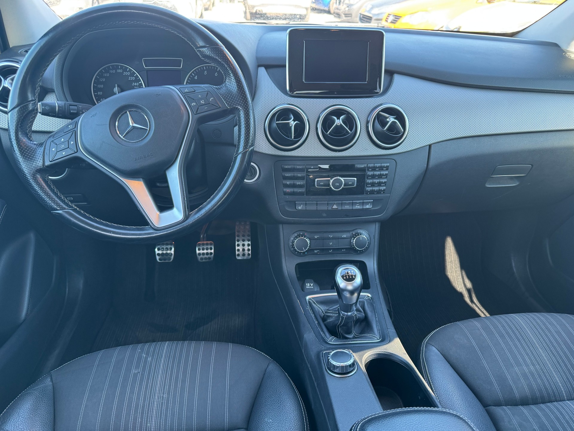 MERCEDES-BENZ B 200 Active Edition-image-6