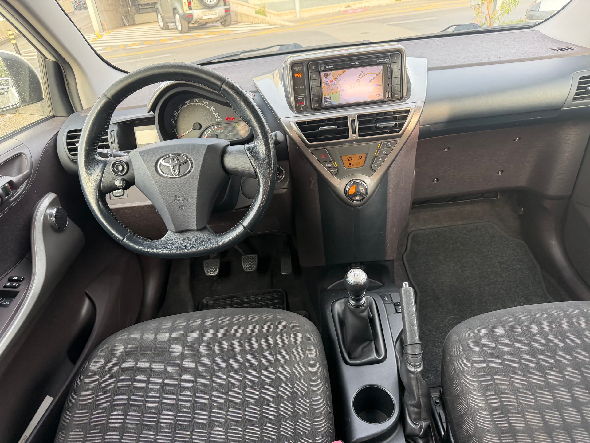 TOYOTA iQ2 1.0 VVT-i-image-4