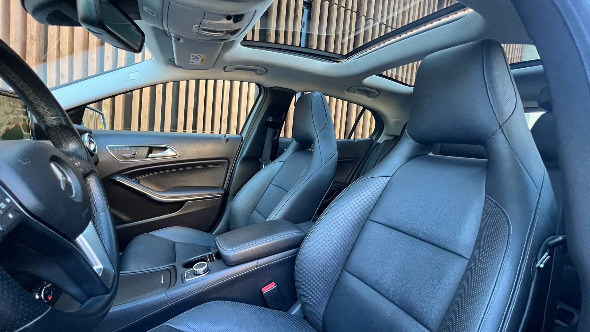 MERCEDES-BENZ GLA 250 URBAN 4MATIC 7G-DCT l 211 PS-image-24