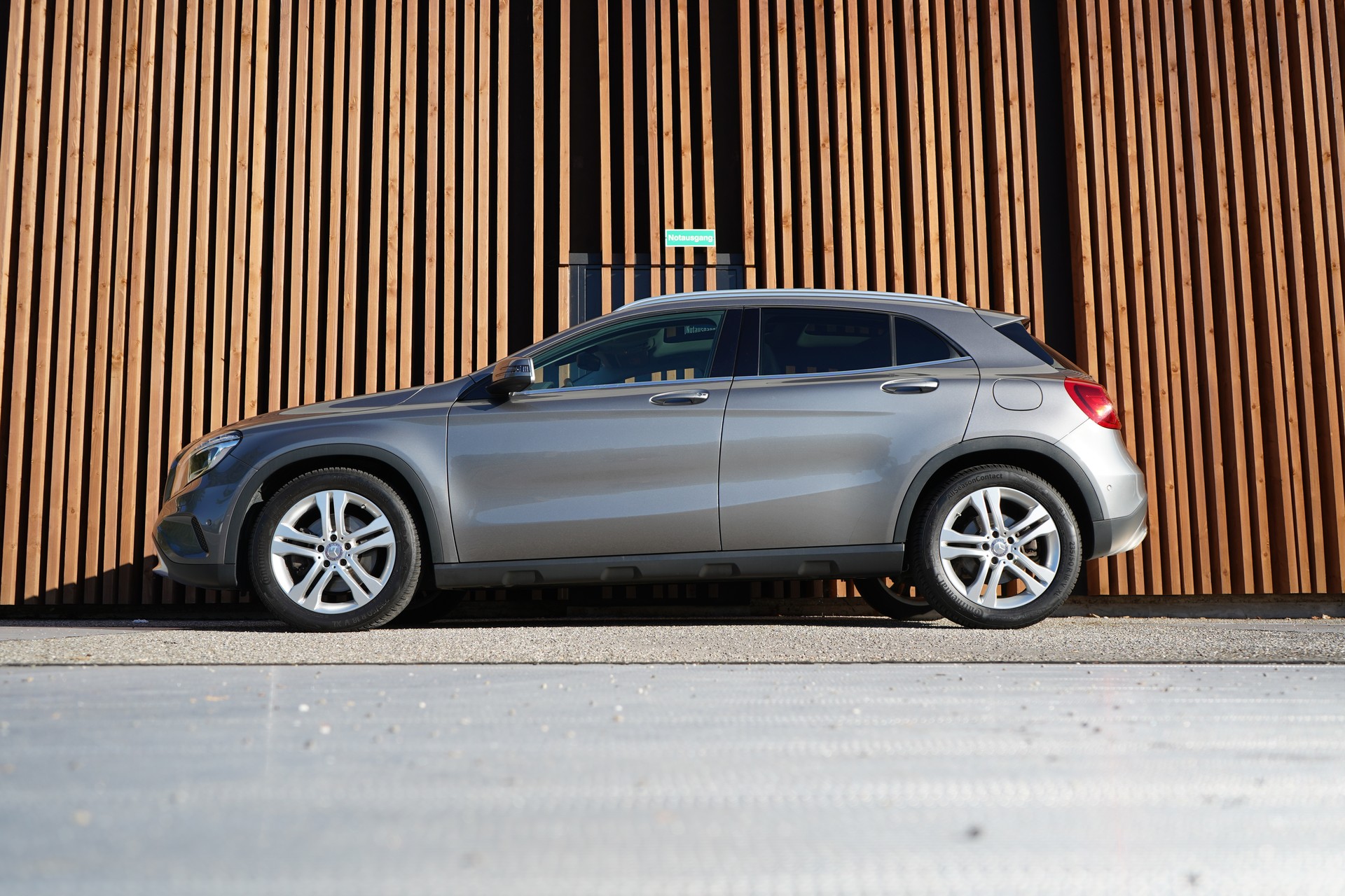 MERCEDES-BENZ GLA 250 URBAN 4MATIC 7G-DCT l 211 PS-image-1
