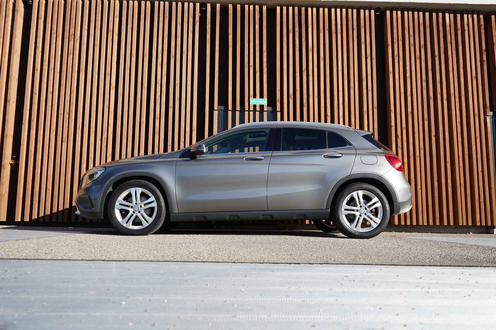 MERCEDES-BENZ GLA 250 URBAN 4MATIC 7G-DCT l 211 PS-image-3